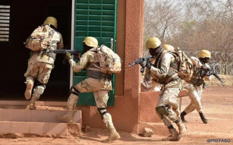 Burkina Faso : Les Forces armées nationales neutralisent une vingtaine de terroristes et détruisent leur armement dans le Yagha
